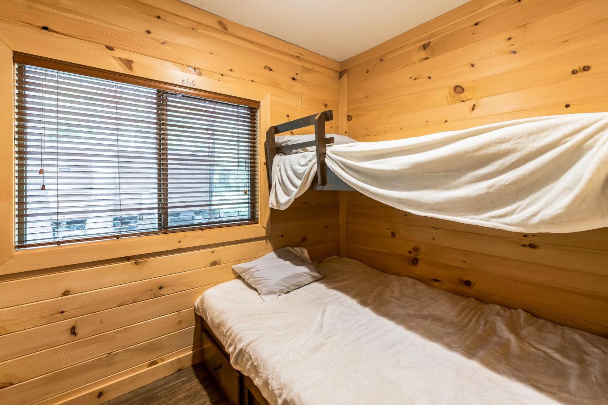 Rondout Valley Camping Resort Deluxe Park Model 11 Accord Bilik gambar